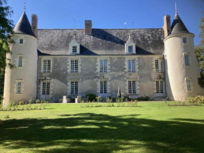 Château des Archevêques avec parc dans un village